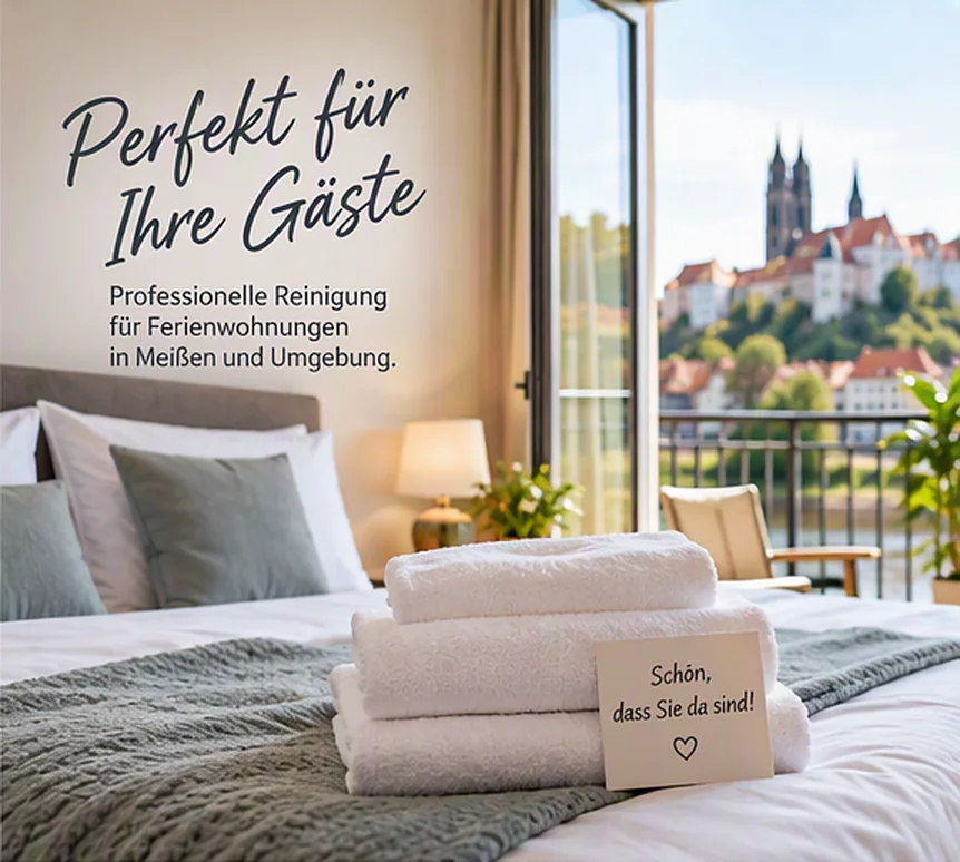 Frisch bezogenes Bett mit gefalteten Handtüchern und einer Karte „Schön, dass Sie da sind!“, im Fenster die Albrechtsburg. Schriftzug: Perfekt für Ihre Gäste